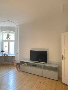 Fernsehbereich im Wohnzimmer - 2 Zimmer Etagenwohnung zur Miete in Berlin