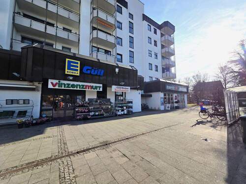 Supermarkt, Bäckerei, Metzgerei und Apotheke direk - 