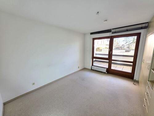 Schlafzimmer mit Zugang zur Loggia - 