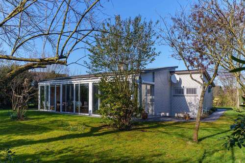 Gartenansicht/Terrassenseite - Exklusiver Bungalow mit Wintergarten & großzügigem Garten