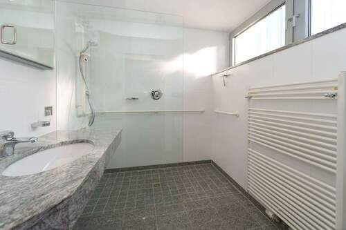 Tageslichtbad mit Dusche - 