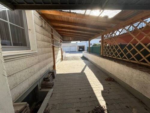 überdachter Bereich hinter der Garage - 