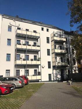 Hausansicht - Moderne 4-Raum-Wohnung mit großem Balkon und Fahrstuhl zu vermieten! Eigener Parkplatz im Hof!