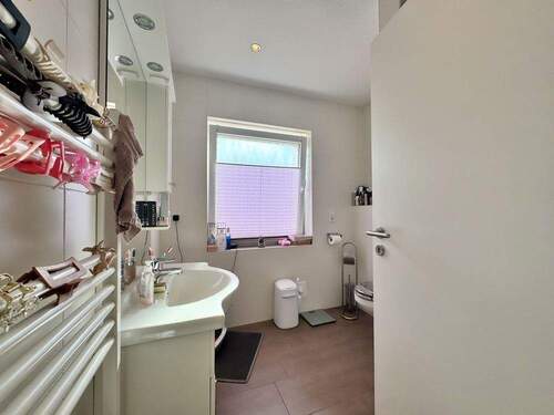 Badezimmer rechte Hausseite EG-Wohnung - 