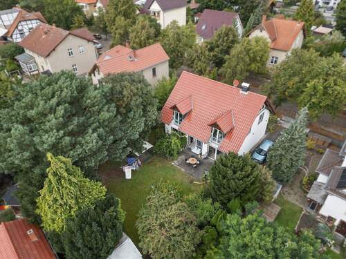Haus, Garten und Umgebung aus der Vogelperspektive - 