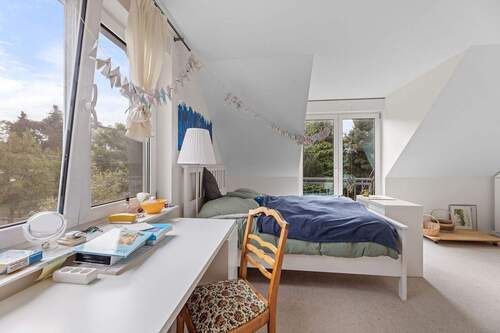 Sonnendurchflutetes Kinderzimmer mit großen Panoramafenstern - 