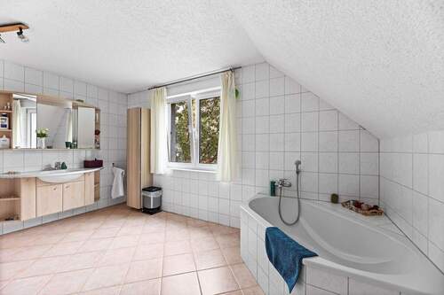 Großes Bad mit Eckwanne und Tageslicht - 