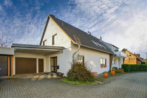 Straßenansicht - Lichtdurchflutete Doppelhaushälfte mit Wintergarten - ein ideales Zuhause für Ihre Familie