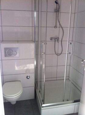 Bad mit Dusche - 