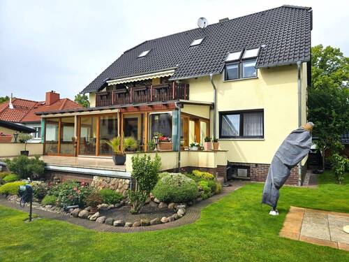 Haus Gartenansicht - Gepflegtes 1- bis 2-Familienhaus mit Souterrain, Wintergarten, Kamin und Balkon