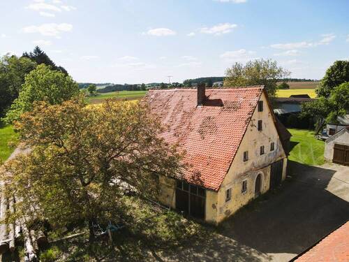 Bild 1 - ORTSRAND - denkmalgeschütztes Bauernhaus mit Scheune, Garage u.v.m