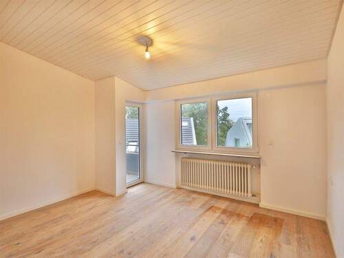 Großes, schönes Schlafzimmer mit Balkon - 