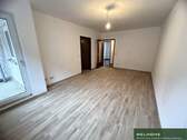 Wohnzimmer mit Balkon - Etagenwohnung mit 46,00 m&sup2; in Frankfurt am Main zur Miete