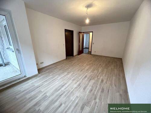 Wohnzimmer mit Balkon - Etagenwohnung mit 46,00 m&sup2; in Frankfurt am Main zur Miete