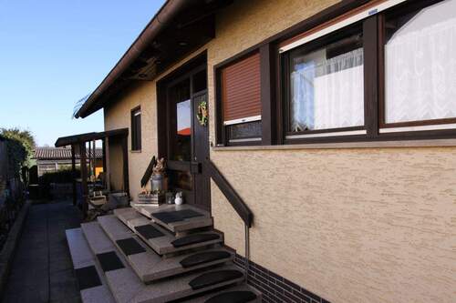 Bild 1 - Wölfersheim: Großzügiges Zweifamilienhaus mit Pool, Gartenhaus & Ausbaupotenzial in Ortsrandlage