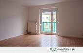 Blick ins Wohnzimmer - Schicke 3-Raum-Wohnung mit Balkon und Blick ins Grüne in der Delle