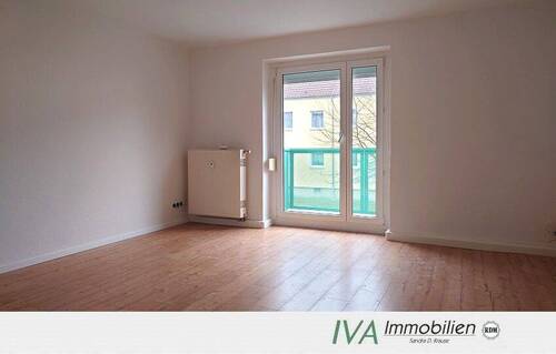 Blick ins Wohnzimmer - Schicke 3-Raum-Wohnung mit Balkon und Blick ins Grüne in der Delle