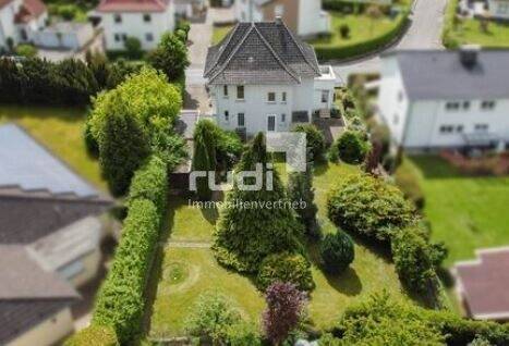 Luftbilder - 'Rohdiamant in Toplage: Bringen Sie dieses Haus zum Strahlen!'