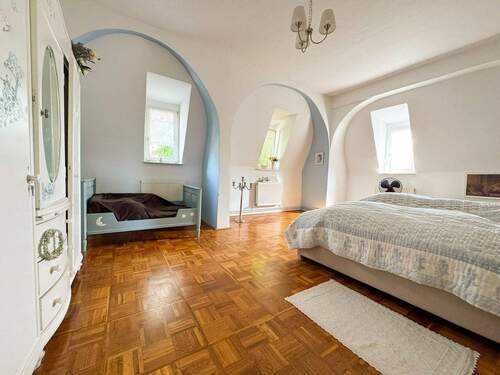 Schlafzimmer mit Nischenfenstern - 