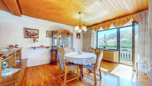 1. OG - Esszimmer mit Zugang zum Balkon - 