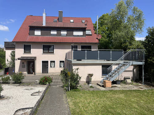 Bild1 - Viel Platz für Familie, Hobby & Entspannung: 2-Fam.-Wohnhaus mit Garten, Pool und modernisierter Wohnung!