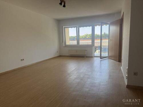 Wohnzimmer - 2 Zimmer Etagenwohnung zum Kaufen in Öhringen