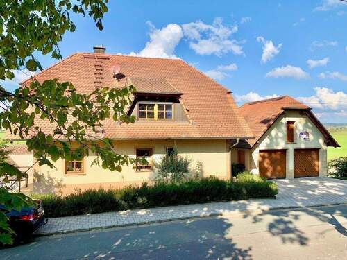 Vorderansicht des Hauses mit Doppelgarage - Aktuelle Marktanpassung: Freistehendes Landhaus mit Wellnessbereich und großzügigem Raumangebot auf allen Ebenen