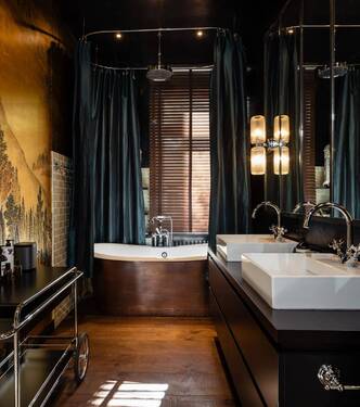 Tagesbelichtetes Badezimmer - 