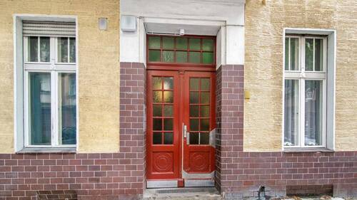 Hauseingangstür - 2020 modernisierte Altbauwohnung im beliebten Spandauer Kiez