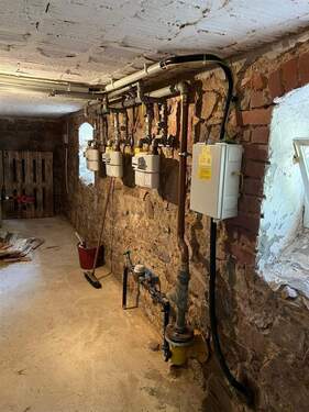 Keller mit Hausanschlüssen - 