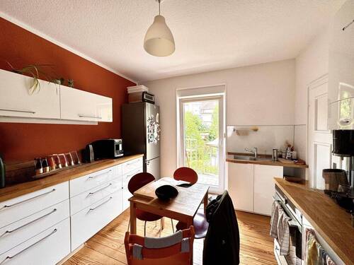 Küche m. Zugang z. Balkon - KL-Nähe Stadtpark - Stilvolle, modernisierte 3-Zi.-Whg. mit Balkon u. Gartenmitbenutzung