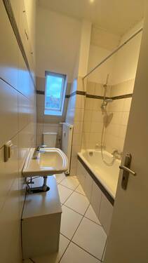 Badezimmer mit Fenster und Wanne - 