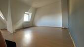 Wohnzimmer mit viel Licht - 2 ZiWhg. am Günthersburgpark in teilsaniertem Stilaltbau mit Einbauküche