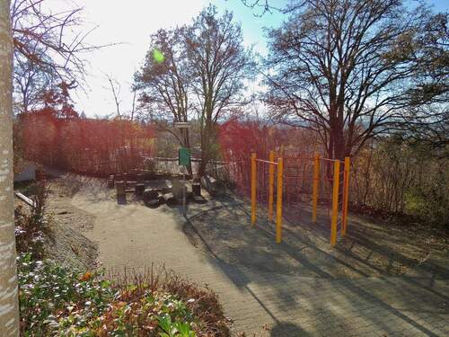 Ein Spielplatz auf der Anlage ist auch vorhanden - 