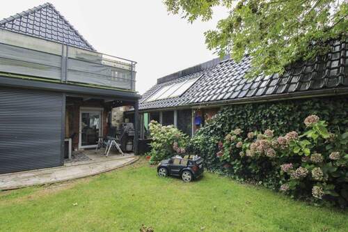 Balkon und Gartenhaus - 