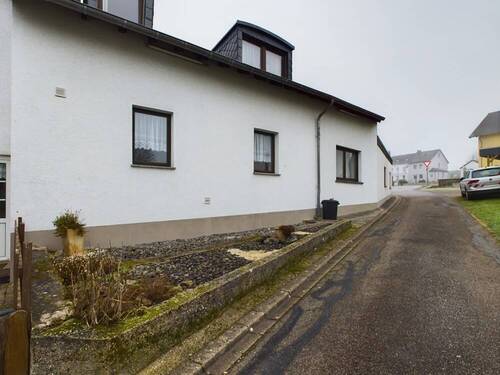 Rückseite mit kleinem Beet - 