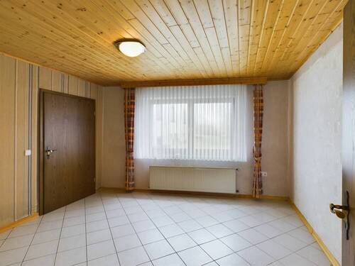 Schlafzimmer mit Zugang zum modernen Bad - 