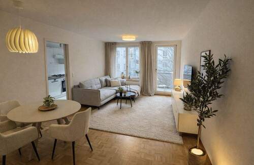 Wohnzimmer mit Zugang zum Balkon - 2 Zimmer Etagenwohnung zur Miete in Berlin