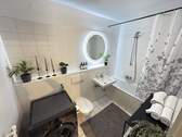 Modernes Bad mit neuer Waschmaschine - 