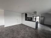 Wohnzimmer mit offene Küche - 2 Zimmer Etagenwohnung zur Miete in Sankt Augustin