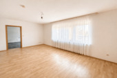 Geräumiges Wohnzimmer 1. OG - MFH - 