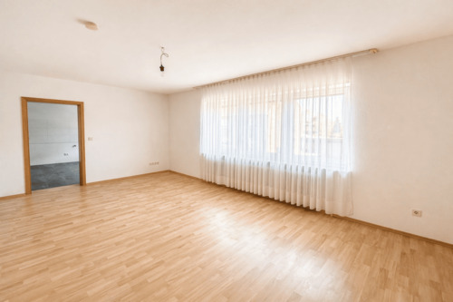 Geräumiges Wohnzimmer 1. OG - MFH - 
