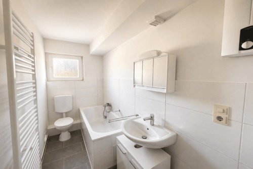 Neu saniertes Badezimmer 1. OG - MFH - 