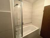 Badewanne mit Glastrennwand.jpeg - 