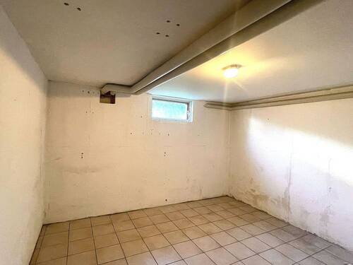 gefliester Kellerraum m. Fenster - 