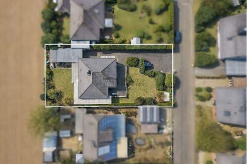 Vogelperspektive - Modernisierte Familien-Oase mit großzügigem Garten