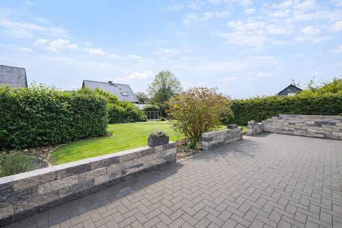 sonniger Garten - 5 Zimmer Mehrfamilienhaus, Wohnhaus in Rosengarten