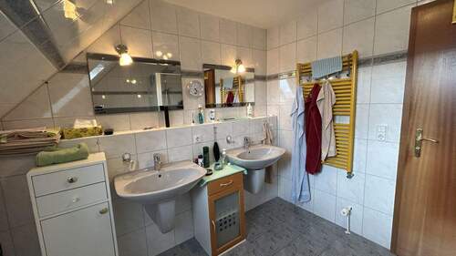 Badezimmer im Dachgeschoss - 