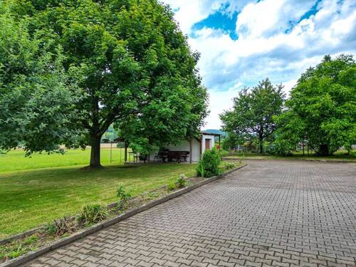 Überdachter Freisitz und Garage - 