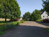 Großer Hof mit vielen Stellmöglichkeiten - 